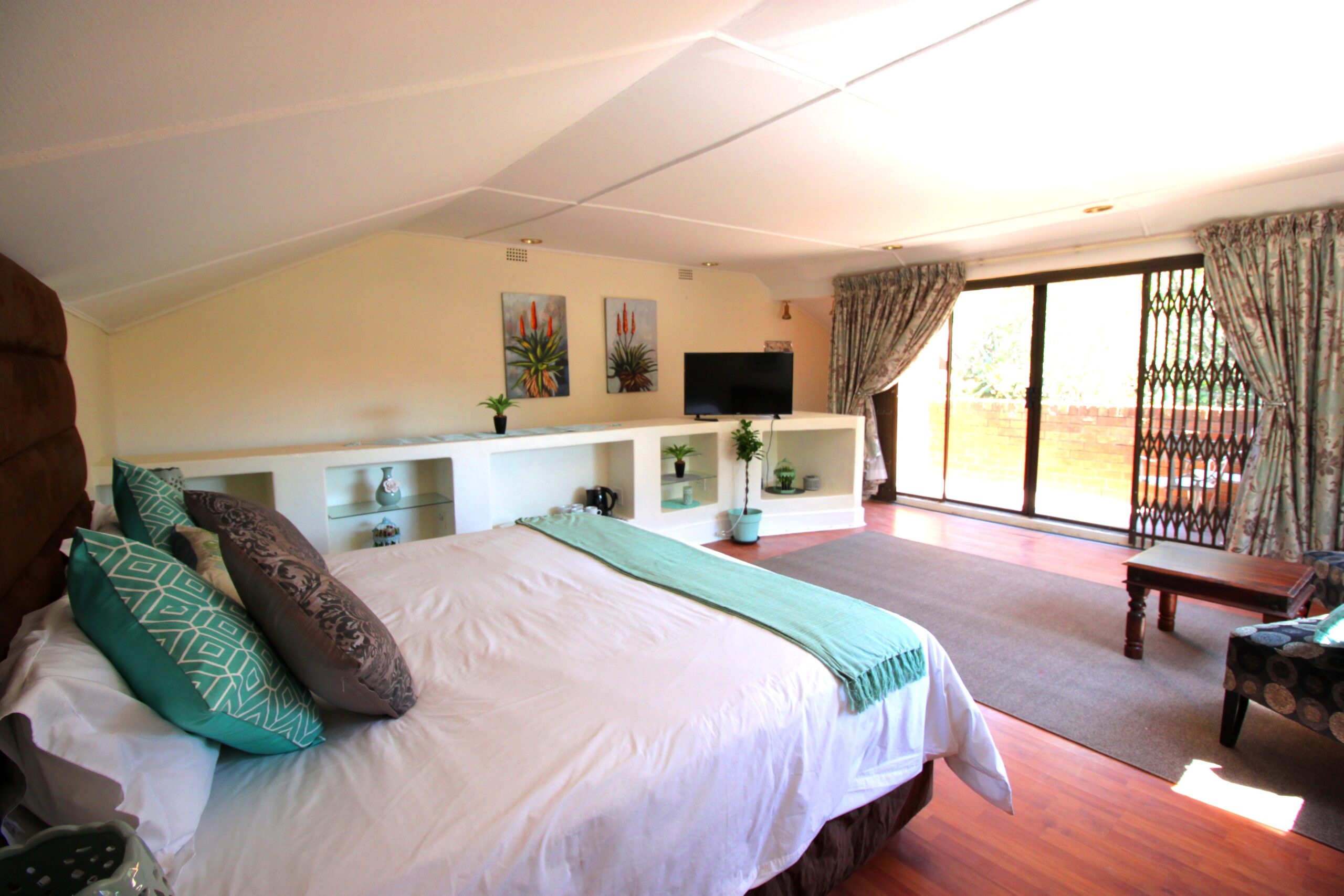 Unit 1: Palm - Spacious Family Unit - Sleeps 4 - Image 2