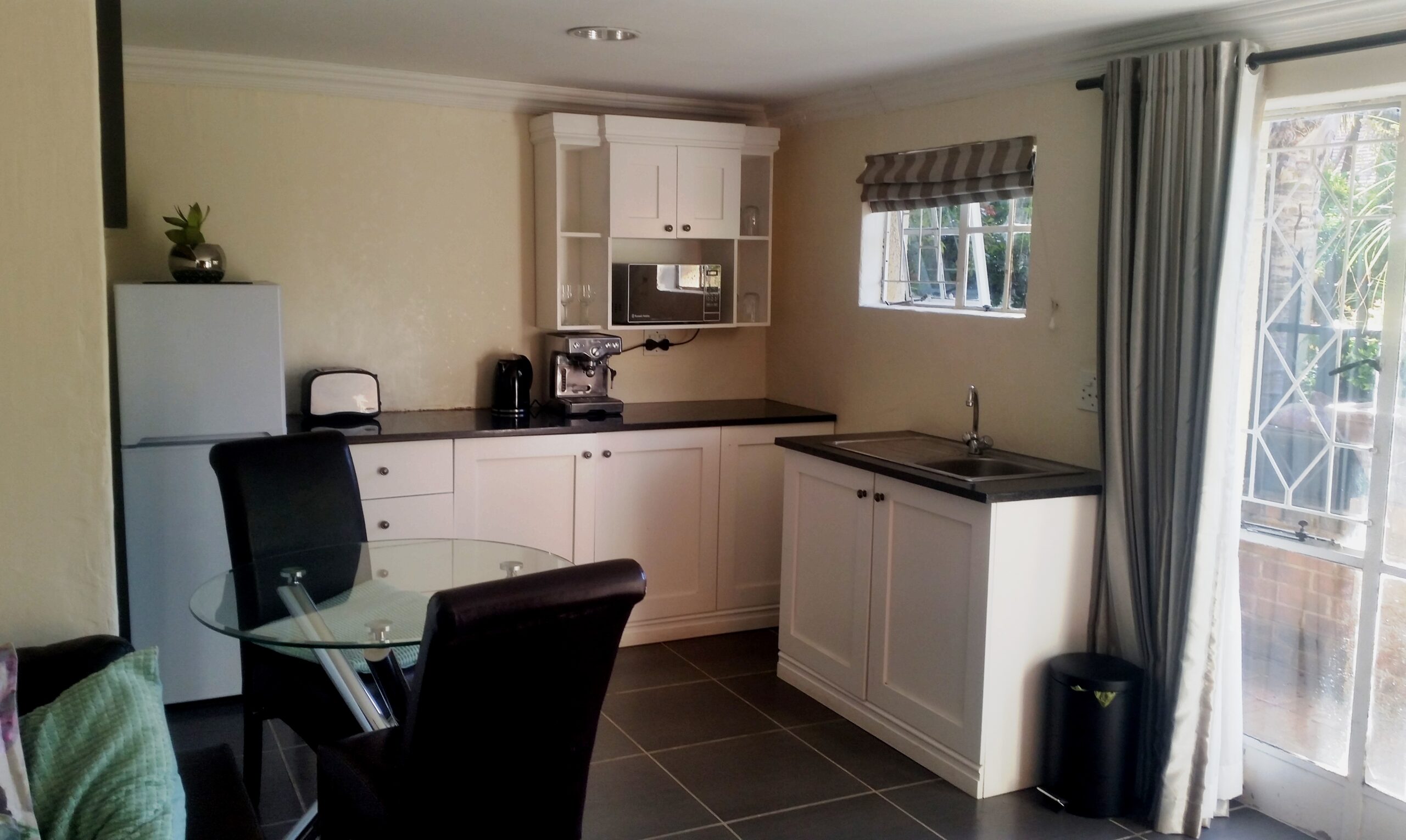 Unit 1: Palm - Spacious Family Unit - Sleeps 4 - Image 3